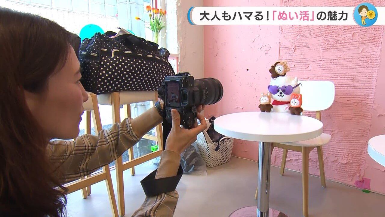 ぬいぐるみを持ち歩き、日常の風景と一緒に撮影するぬい活